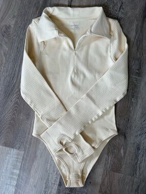 OQQ Cream Ribbed Long Sleeve Bodysuit with Collar and 3/4 Zip NWOT Size S